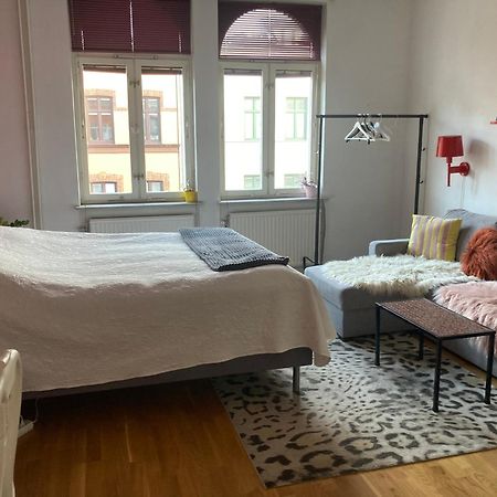 Rum Med Eget Badrum Och Stort, Delat Koek,Centralt I Malmoe A Room In An Apartment, Own Bathroom And Kitchen Shared With A Family Buitenkant foto